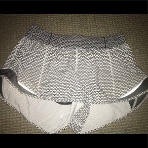 Lulu lemon hotty hot short II 2.5”